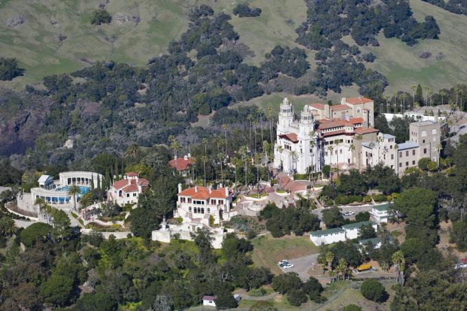 Ilmakuva Hearstin linna, San Simeon, linna kukkulalla San Luis Obispossa, Kalifornia