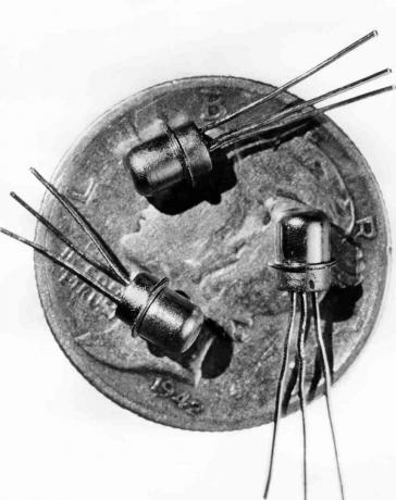 Kuva vuodelta 1956 kolmesta pienikokoisesta M-1-transistorista, jotka näkyvät penniäkään