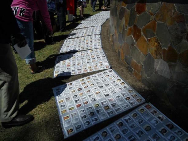 Jonestownin joukkomurhan uhrien muistokuvat muotokuvat esitetään maassa.
