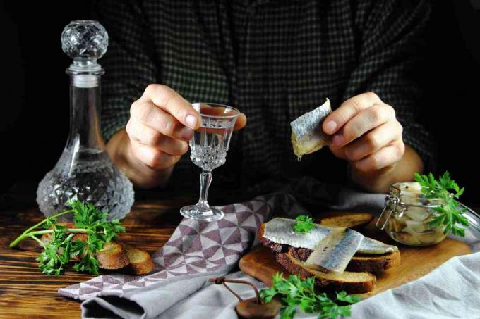 Venäläinen ateria maustekurkkua ja vodkaa