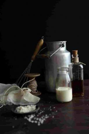 Maitoon sekoitetulla etikalla valmistetaan kotitekoista ricotta-juustoa sekä kirnupiimää.
