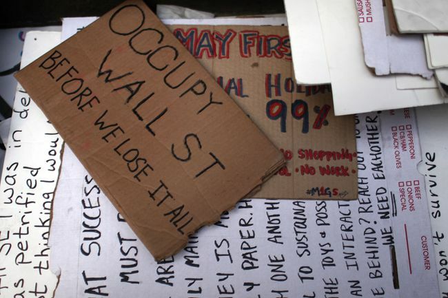 Kasa Occupy Wall Streetin protestikylttejä