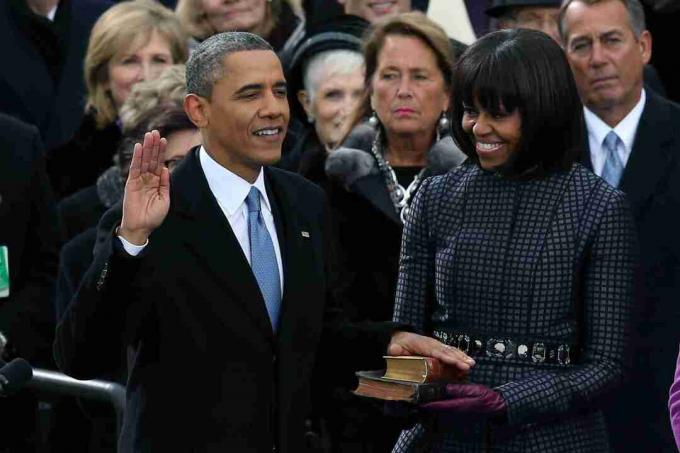 Barack Obama käsillä raamattuista vannoi vaimonsa viereen toiseksi toimikaudekseen.