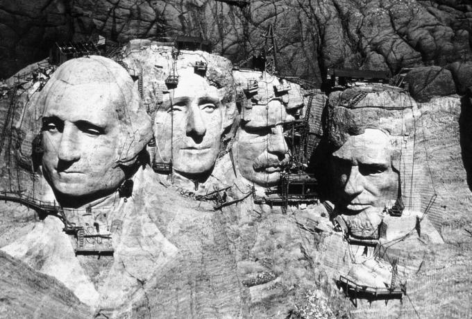 Mount Rushmore rakenteilla.