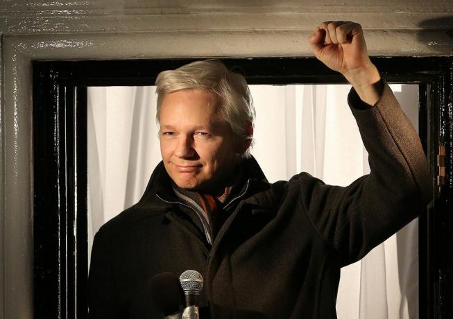 Wikileaksin perustaja Julian Assange puhuu Ecuadorin suurlähetystöstä 20. joulukuuta 2012 Lontoossa, Englannissa.