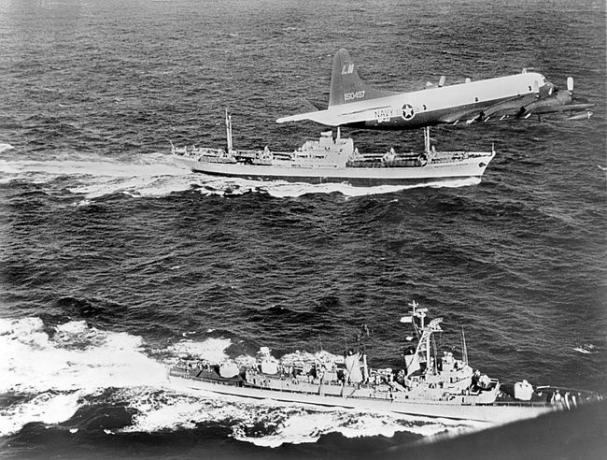 Neuvostoliiton rahtialus Anosov takana laivaston lentokoneen ja hävittäjä USS Barryn saattamana, kun se lähtee Kuubasta vuoden 1962 Kuuban ohjuskriisin aikana.