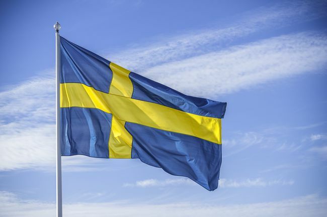 Ruotsin kansallislippu auringonpaisteessa