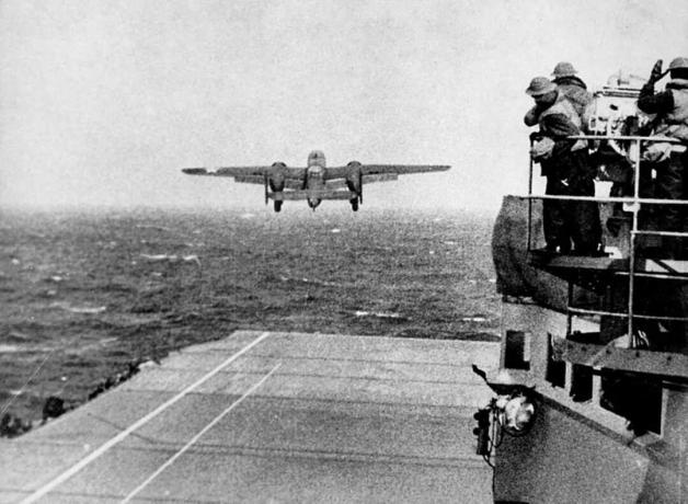 B-25 Mitchell-pommikoneen takaapäin lentoonlähtöä kohti.