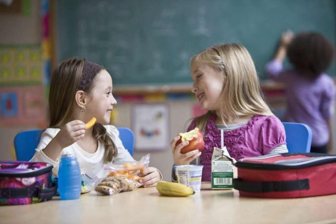 Niñas hispanas en la escuela