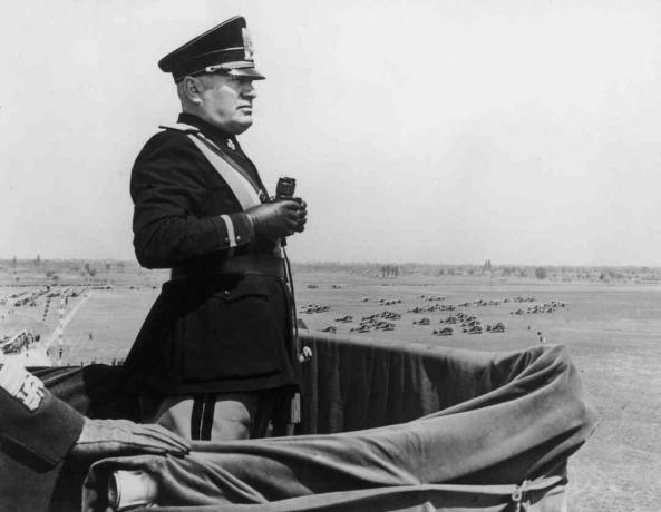 Italian diktaattori Benito Mussolini (1883 - 1945) kartoittaa uutta Casellen lentokenttää vierailunsa aikana Torinoon 16. toukokuuta 1939