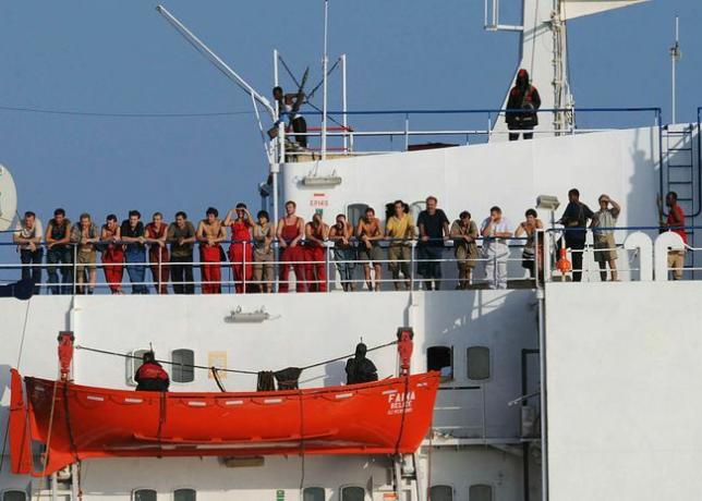 Somalian merirosvot pitävät kauppa-alusta, MV Fainaa, seisovat laivan kannella miehistöineen 19. lokakuuta 2008.