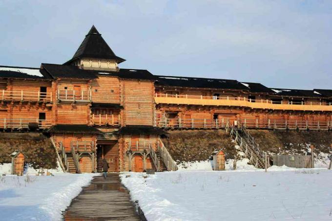 Uusittu Kievan Rus -linnake Kievan Rus -teemapuistossa lähellä Kiovaa, Ukraina.