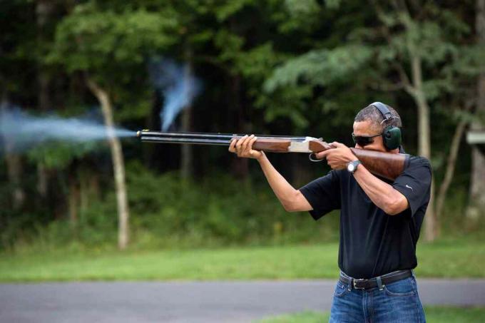 valokuva presidentti Barack Obamasta ampumassa ampuma-aseensa Camp Davidissa