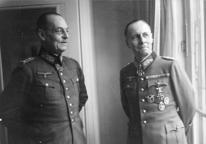 Gerd von Rundstedt ja Erwin Rommel saksan armeijan virkapukuissa ikkunan lähellä.