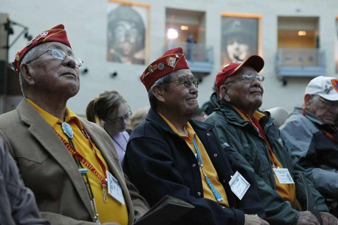 Ryhmä Navajo-koodipuhujia kokoontui yhteen vuosikymmenien ajan toisen maailmansodan jälkeen.