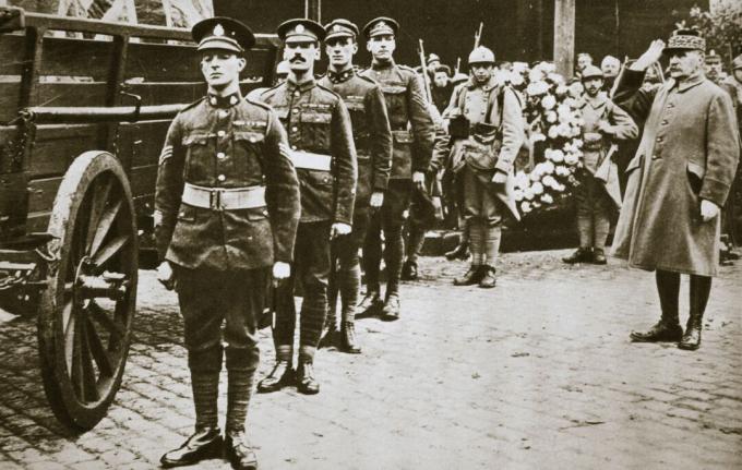 Marshal Foch Ranskan kenraali tervehtii Ison-Britannian tuntematonta sotilasta noin 1918