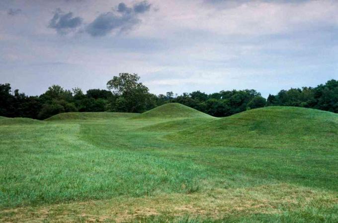 Näkymä Mound Citystä Hopewellin kulttuurin kansallisessa historiallisessa puistossa lähellä nykyisen Chillicothe Ohion kaupunkia