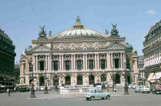 Teatterit ja esittävän taiteen keskukset: Pariisin oopperatalo Pariisin opéra. Charles Garnier, arkkitehti