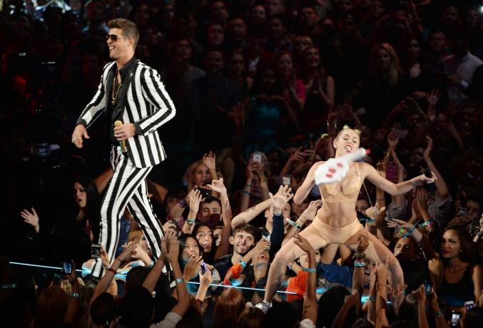 Robin Thicke ja Miley Cyrus esiintyvät vuoden 2013 MTV Video Music Awards -palkinnon yhteydessä Barclays Centerissä 25. elokuuta 2013 New York Cityn Brooklyn-kaupunginosassa.