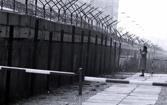 Länsi-Berliini muurin juurella keskustelee Itä-Berliinin kanssa marraskuussa 1962.