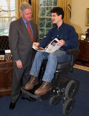 Bill Clinton ja Dean Kamen presidentin kabinetissa. Kamen on iBOTissa.