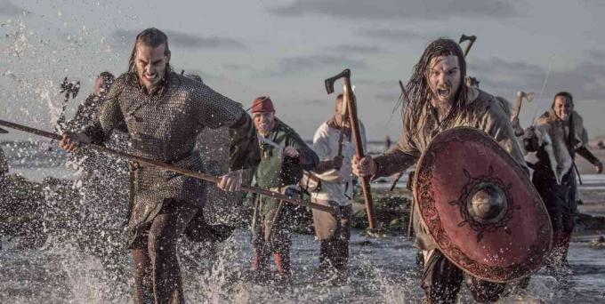 Aarteiden ase, joka käyttää viikinkisotureita, jotka taistelevat taistelukentällä merellä