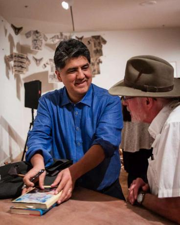 Sherman Alexie keskustelee faneilla tapahtumassa Arizonan osavaltion yliopistossa 2016.