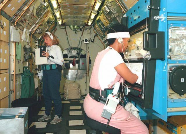 Kuvia Mae Jemisonista - Spacelab-J-miehistön koulutus: Jan Davis ja Mae Jemison