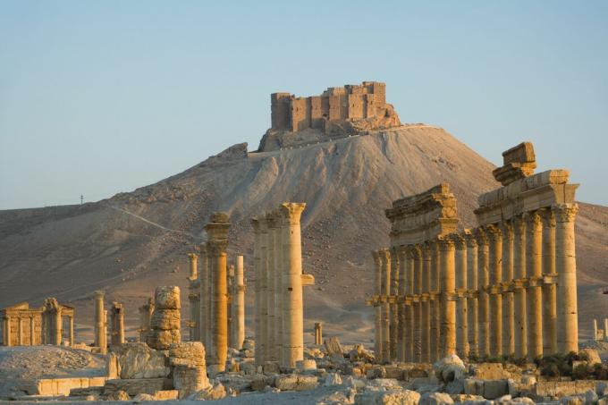Qala'at ibn Maan -näkymä Syyrian Palmyran suuresta pylväästä