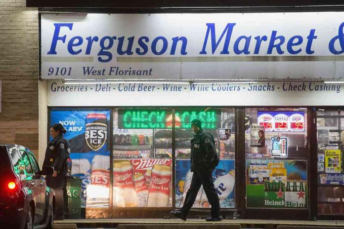 Poliisit Ferguson Market & Liquorin edessä Missourin Fergusonin 2014 mellakoiden aikana.