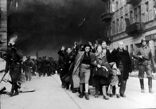 Natsi-joukkojen vangitsemia juutalaisia ​​Varsovassa