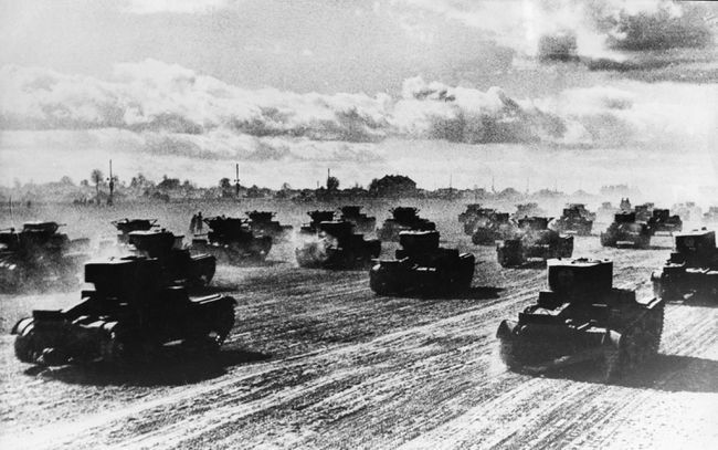 Venäjän panssarivaunut ryntäsivät rintamalle, kesäkuu 1941.