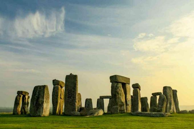 Stonehenge auringonnousun aikana