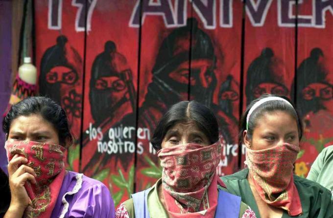 Kolme Zapatista-naista naamioiduilla kasvoilla