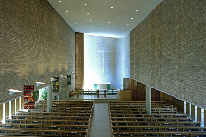 kirkon sisustus, jonka ovat suunnitelleet Eliel Saarinen ja Eero Saarinen