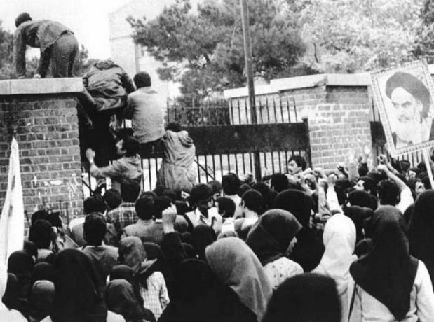 raninan-opiskelijat hyökkäävät Yhdysvaltain suurlähetystöön Teheranissa 4. marraskuuta 1979
