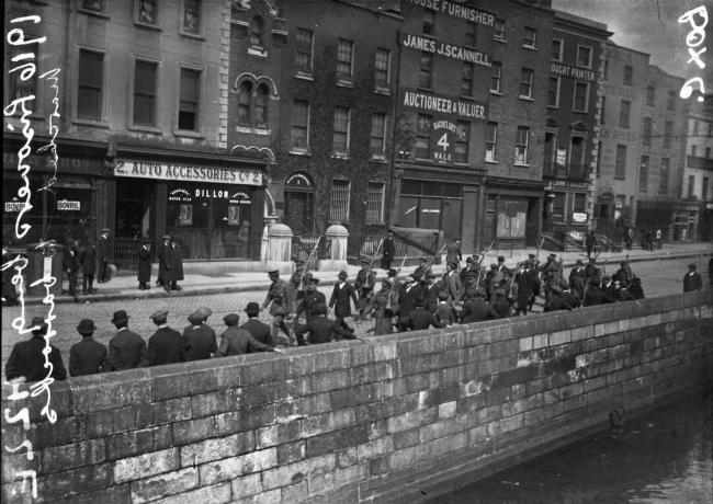 Irlannin kapinalliset vangittiin Dublinin läpi vuonna 1916.