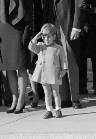 John F. Kennedy Jr tervehti isänsä arkkua