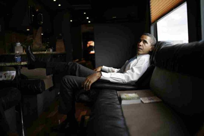 Barak Obama rentoutumassa vuoden 2008 kampanjaretken linja-autolla