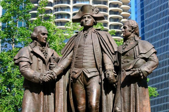 Robert Morrisin, George Washingtonin ja Haym Salomonin patsas lepää Wacker Drivessa, Chicago, Illinois, USA