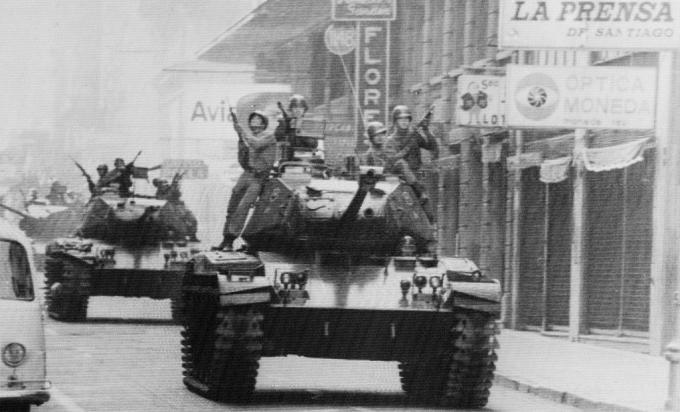 Sotilaat ratsastavat säiliöiden päällä Santiagon kaduilla Chilessä, kun armeijan kenraali Augusto Pinochet vannoo presidentin viran.