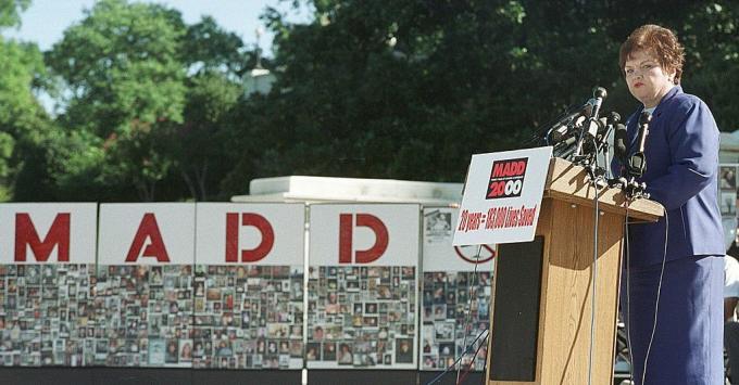 Äidit rattijuopumusta vastaan ​​(MADD) Kansallinen presidentti Millie Webb puhuu Yhdysvaltain pääkaupungin ulkopuolella 20. syyskuuta pidetyssä mielenosoituksessa 6. syyskuuta 2000 Washingtonissa.