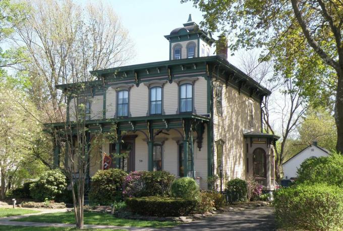 Italianaattityylinen talo, 2 kerrosta, kellertävä sivuraide vihreillä koristelmilla ja vaaleanpunaisilla kohokohdilla, neliön muotoinen kupoli tasaisella katolla, katon sisällä olevat kannattimet ylittyvät ja edessä oleva kuisti
