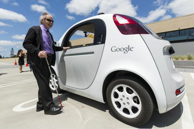Sokea henkilö ennen kuin ajaa uusimmassa versiossa Googlen itse ajavasta autosta GoogleX-laboratorioiden ulkopuolella Mountain Viewssa, Kalifornia.