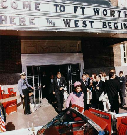 Presidentti John F. Kennedy ja ensimmäinen lady Lady Jacqueline Kennedy syntyvät Fort Worthista, Texas, teatteri
