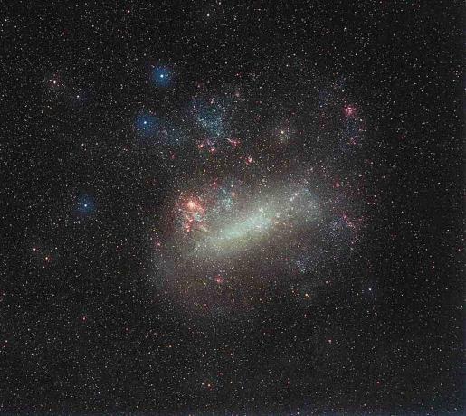 Näkymä suuresta Magellanic Cloudista ja sen kaikista tähtiä muodostavista alueista (punaisella). Keskipalkki ulottuu koko galaksin poikki.