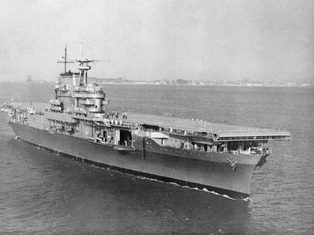 Ilma-aluksen harjoittaja USS Hornet (CV-8) on käynnissä Chesapeaken lahdella.