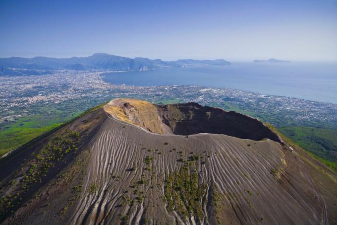 Vesuvius-vuoren laava sisältää biotiittia.