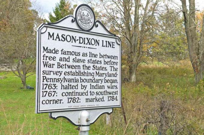 Kyltti merkitsee historiallista Mason – Dixon Linea