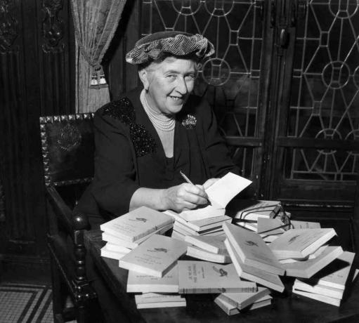 Agatha Christie allekirjoittaa kasa kirjoja